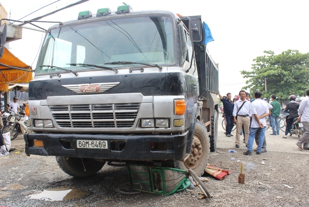 Xe ben can chet nguoi dan ong di xe lan ban ve so hinh anh