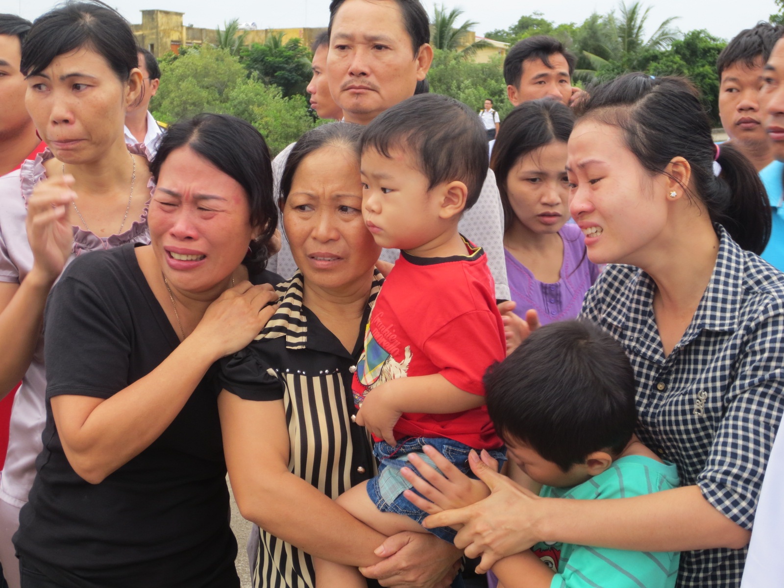 Nguoi than bat khoc don chien si hi sinh o nha gian DK1 hinh anh