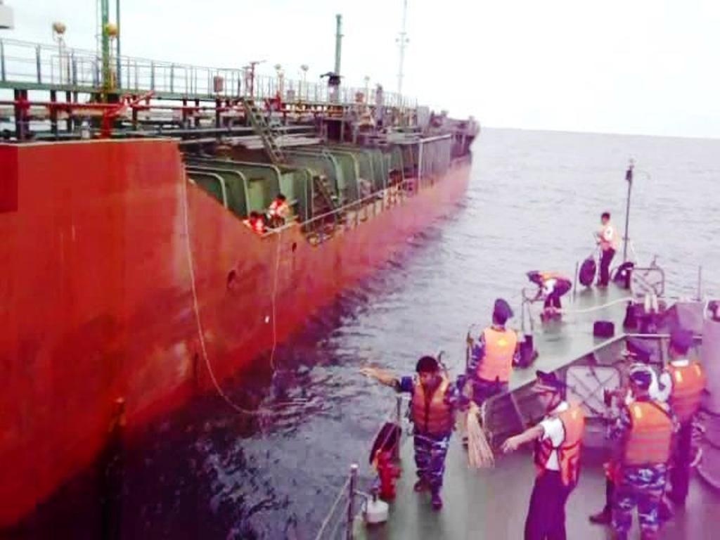 Tàu của Cảnh sát biển tiếp cận tàu chở dầu Sunrise 689.