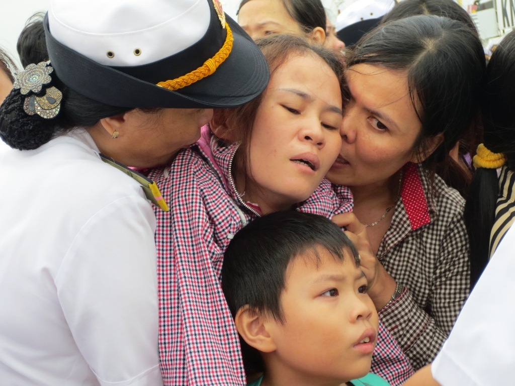 Vợ con chiến sĩ Dương Văn Bắc khóc ngất trong ngày đón thi thể anh vào bờ.