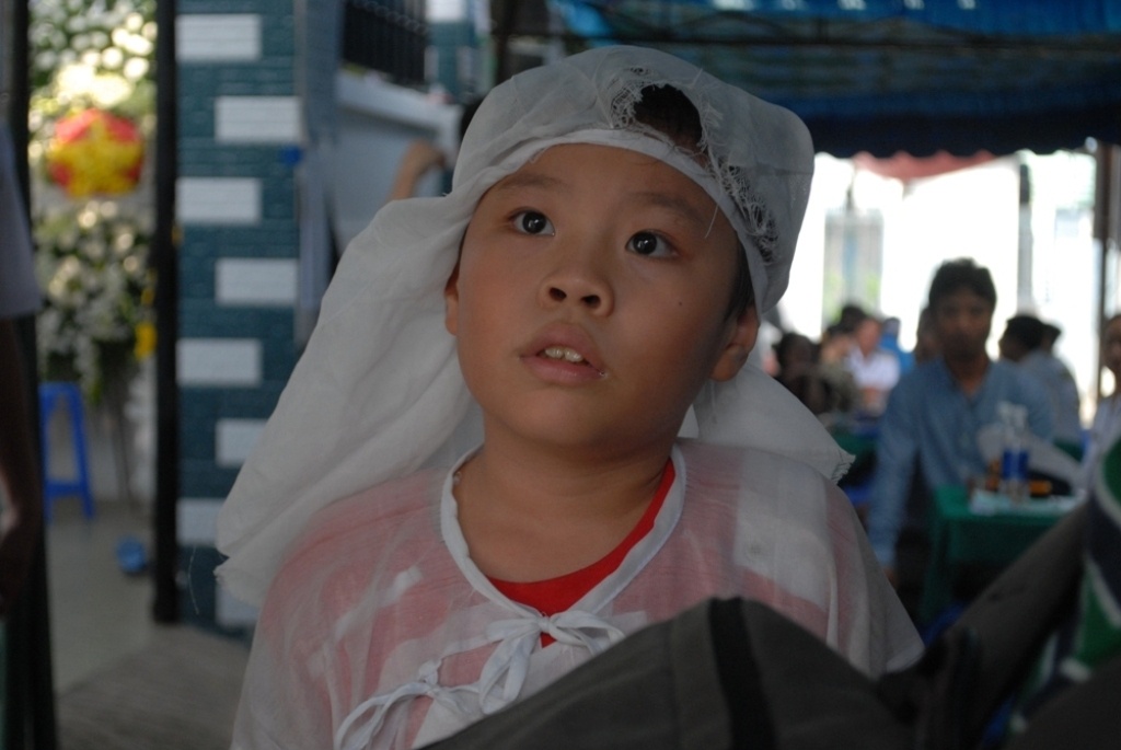 Bé Nguyên Khôi trong ngày đám tang cha.