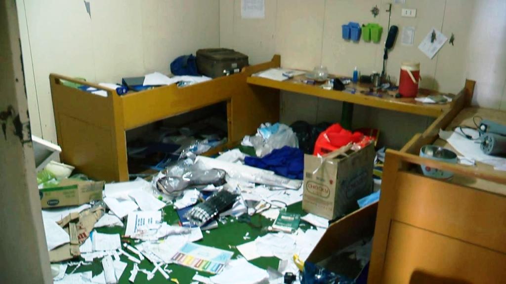 Cảnh ngổn ngang trên tàu Sunrise sau khi cướp biển đập phá, cướp bóc.