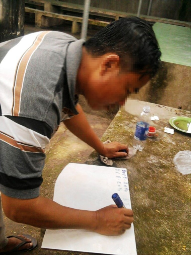 T đang chuẩn bàn cơ “dã chiến” bằng miếng gạch.