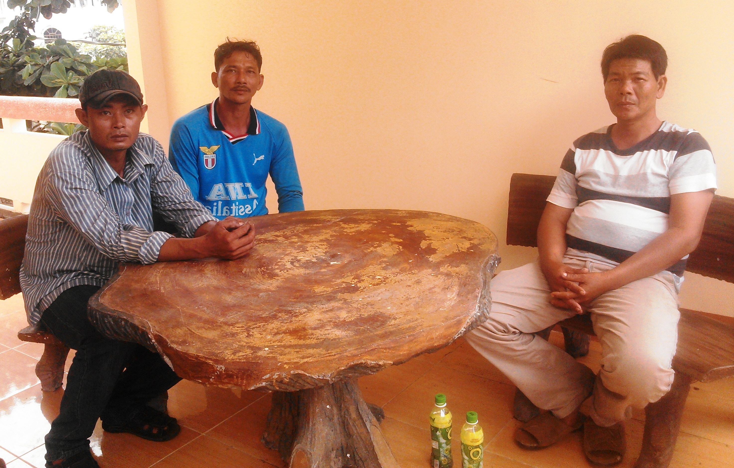 Sa lan nuoc ngoai bo chay sau khi dam thung tau ca hinh anh