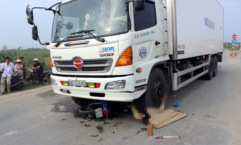 Hai thanh nien chet ket duoi banh xe tai dong lanh hinh anh