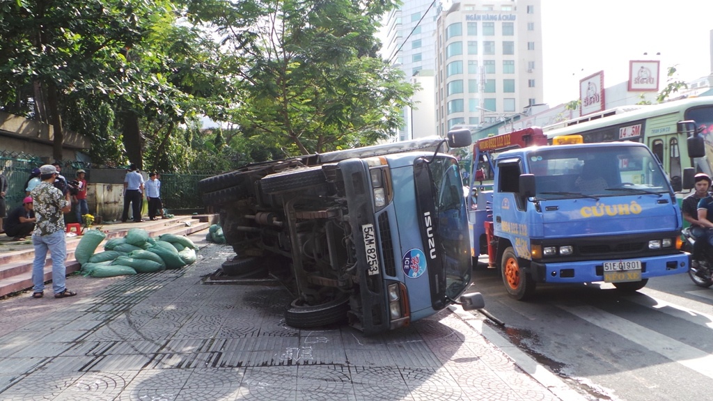 Xe tai lat de chet nguoi ban hang tren via he Sai Gon hinh anh