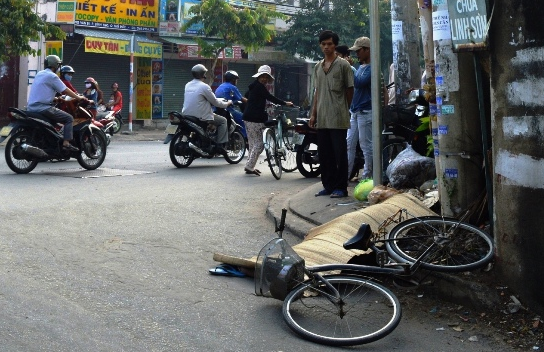 Cu ong guc chet khi ngoi nghi ben duong hinh anh