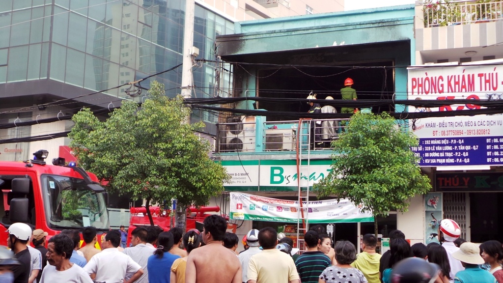 Sieu thi sat chung cu boc chay luc sang som hinh anh