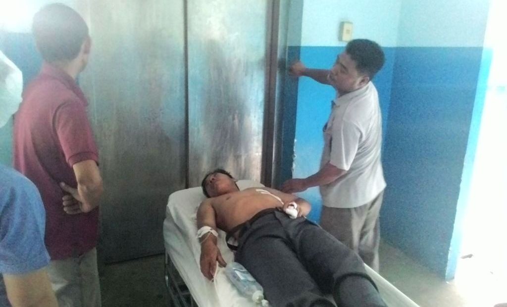 Ông S bị nhóm học sinh chém trúng ngực và tay.