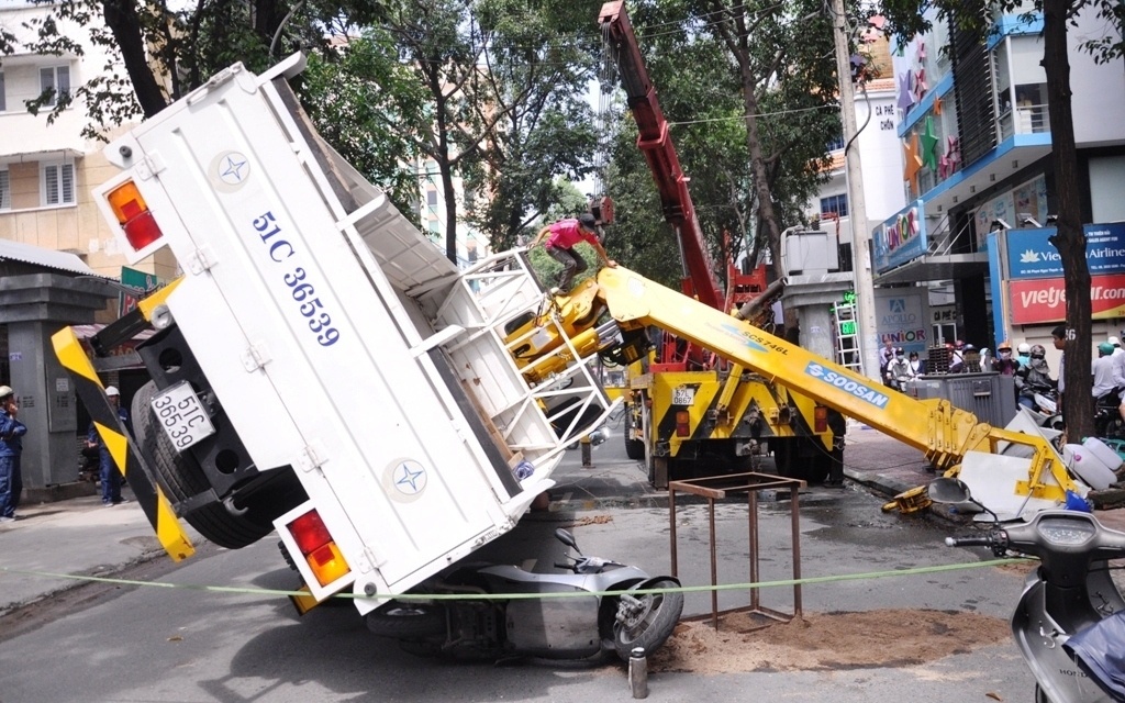 Xe cau lat ngang duong, thay giao thoat chet trong gang tac hinh anh