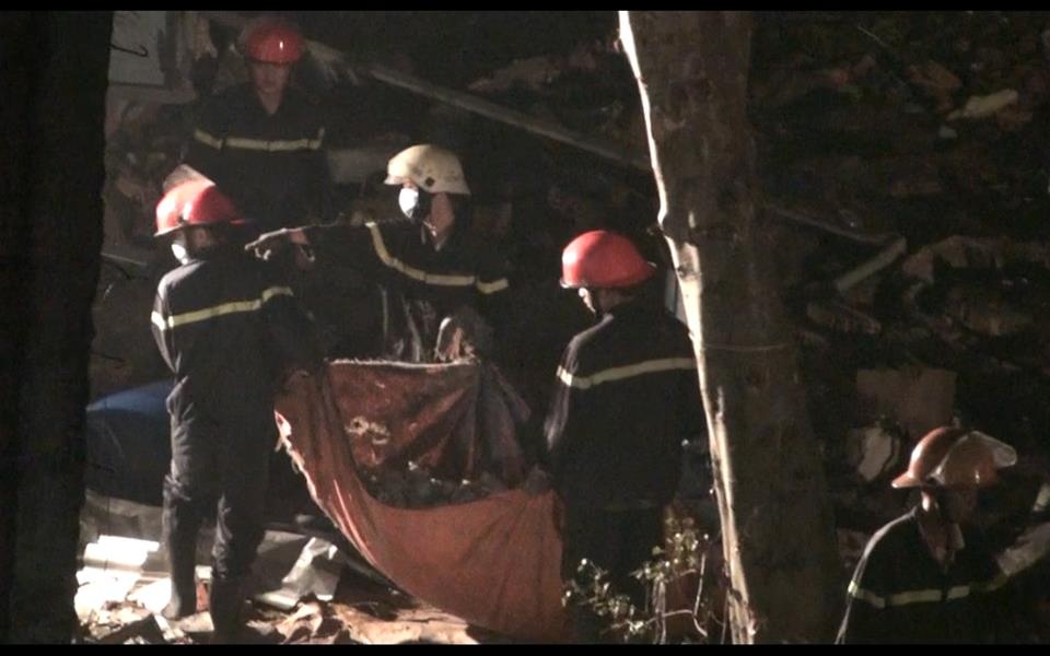 Canh sat di chuyen valy nghi dung thi the nan nhan hinh anh