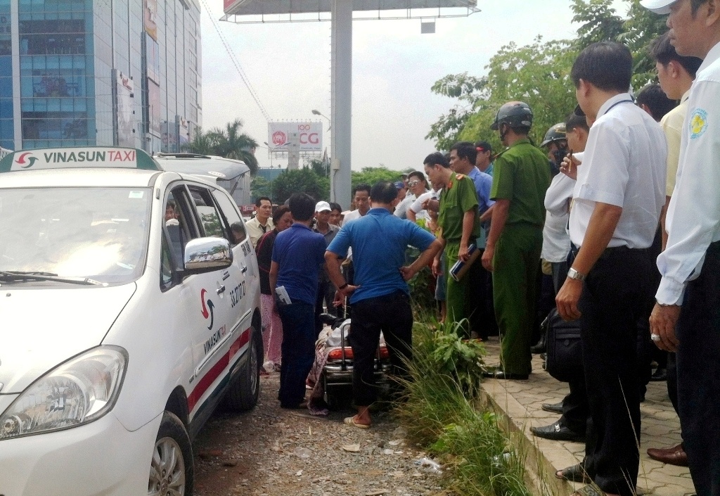 Tai xe taxi dot tu khi cho khach hinh anh