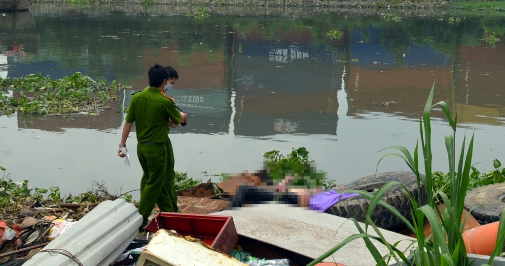 Hai thi the noi tren song Sai Gon hinh anh