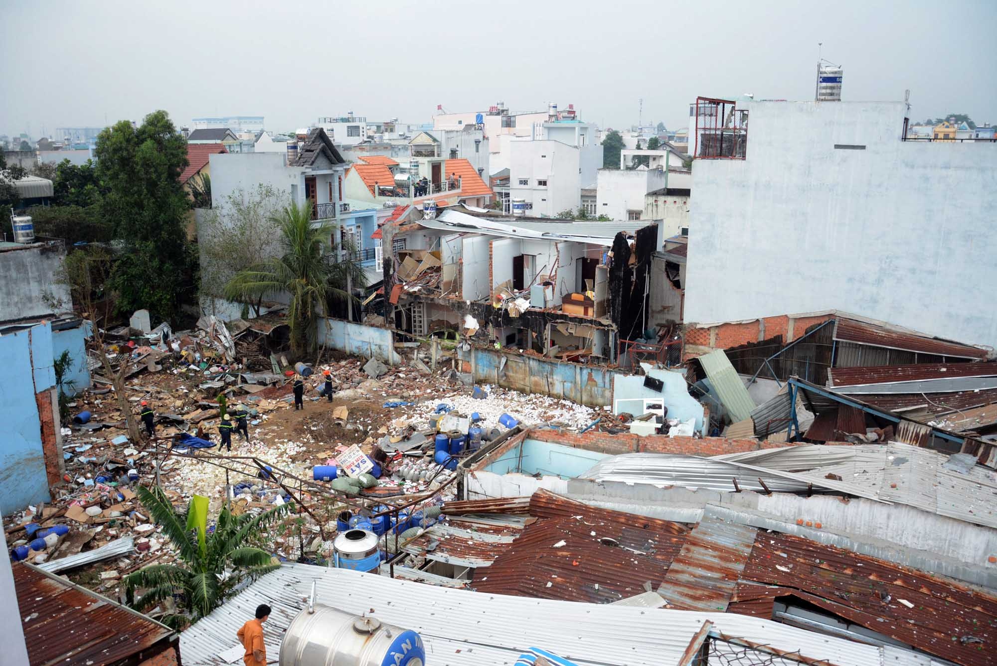 Nhà xưởng công ty Đặng Huỳnh cùng bảy căn nhà khác sụp đổ hoàn toàn sau vụ nổ. Ảnh: Lê Quân - Trường Nguyên.