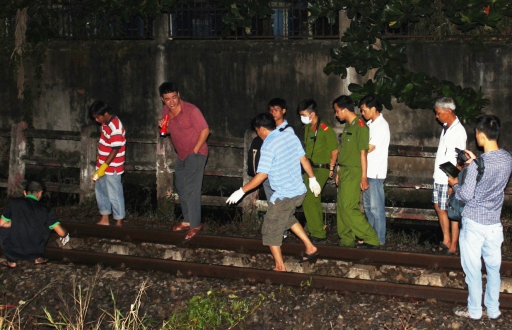 Lực lượng chức năng khám nghiệm hiện trường.