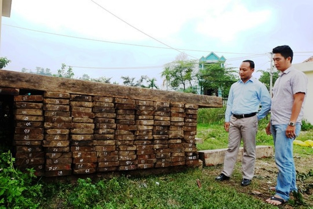 Hàng trăm phách gỗ đã bị “lâm tặc” đốn hạ và cưa xẻ một cách chuyên nghiệp ở ngay trong rừng đặc dụng.