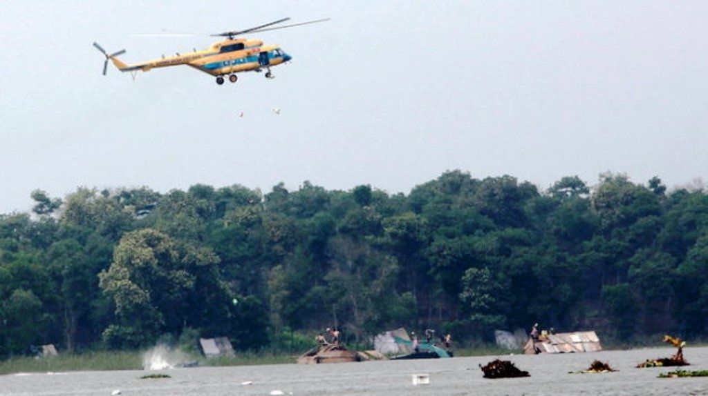 Ba truc thang bay ra Truong Sa cuu mot ngu dan hinh anh