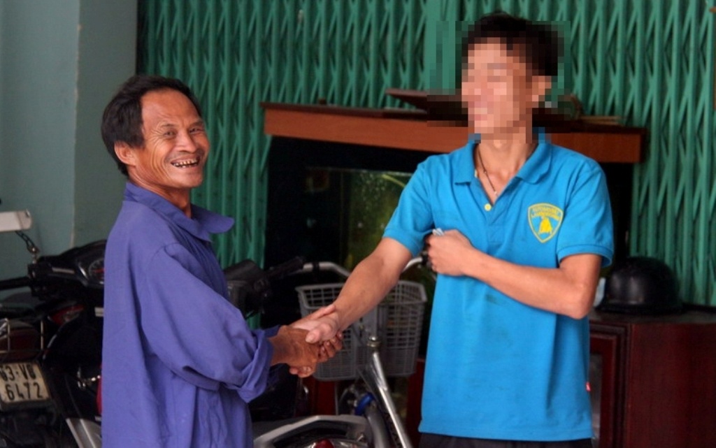 Khac tinh 'ha ba' cuu nguoi choi voi giua song Sai Gon hinh anh