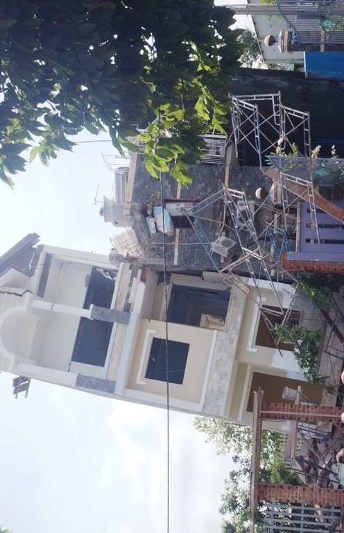 Nha 4 tang vua xay xong do sap, hang chuc nguoi thoat chet hinh anh