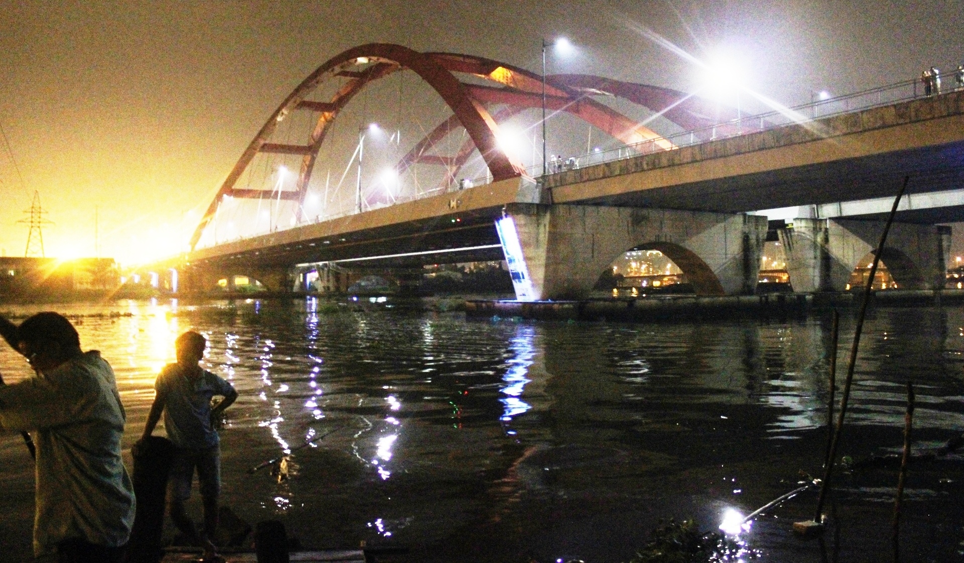 Giua dem cuu nguoi phu nu nhay song Sai Gon tu tu hinh anh