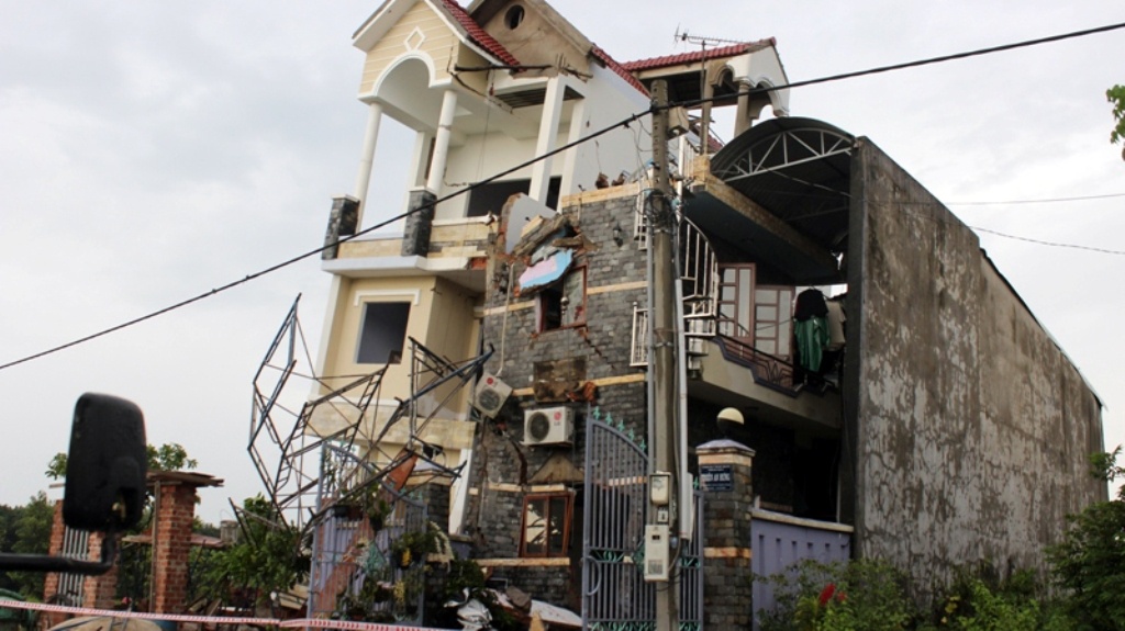 Can canh dong do nat o can nha 4 tang vua xay xong da sap hinh anh