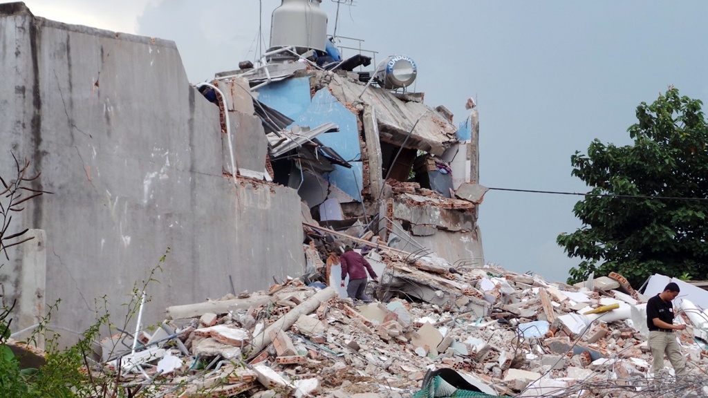 Tien hanh thao do hai can nha sap o Binh Duong hinh anh