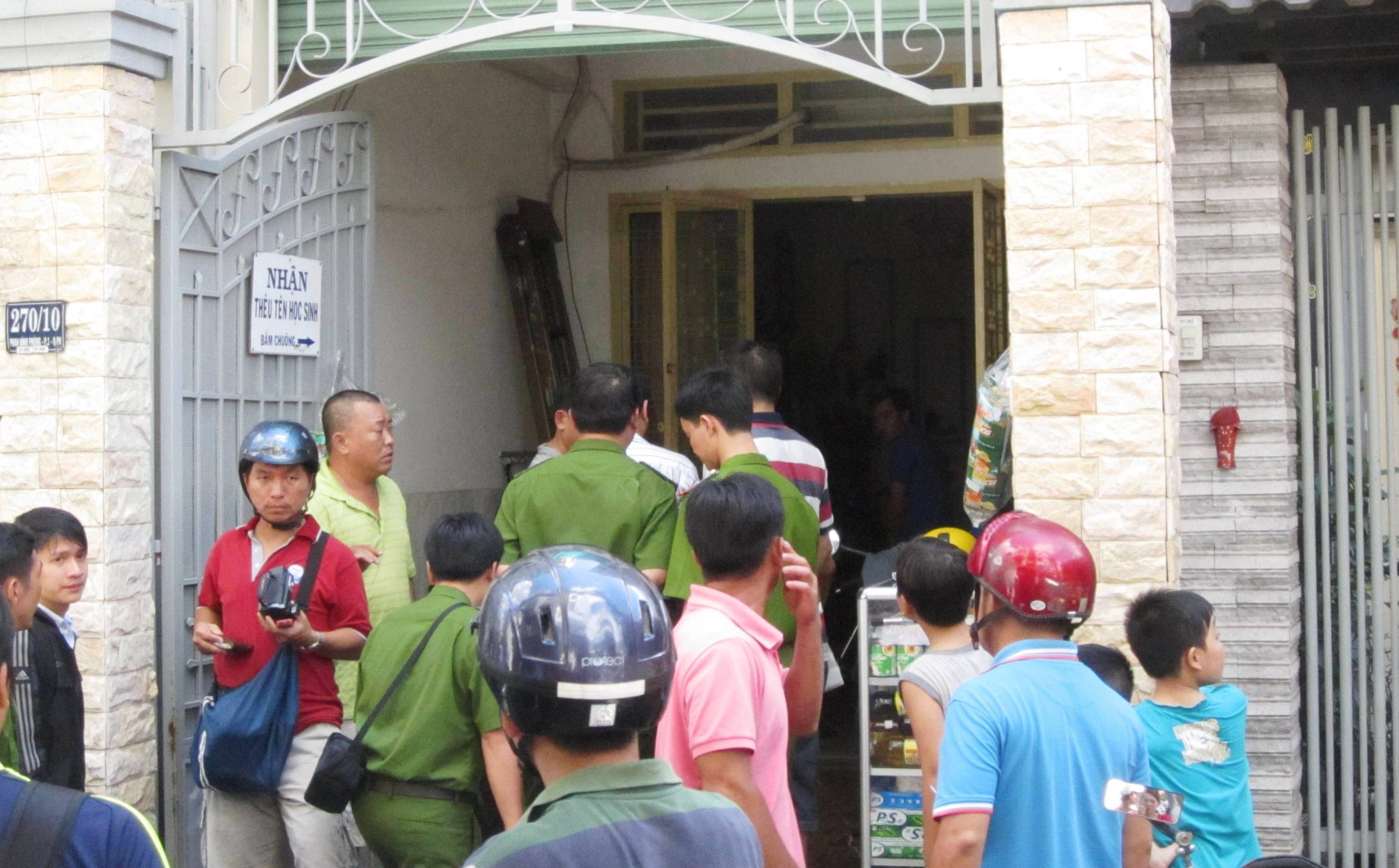 Lực lượng chức năng vào khám nghiệm hiện trường.