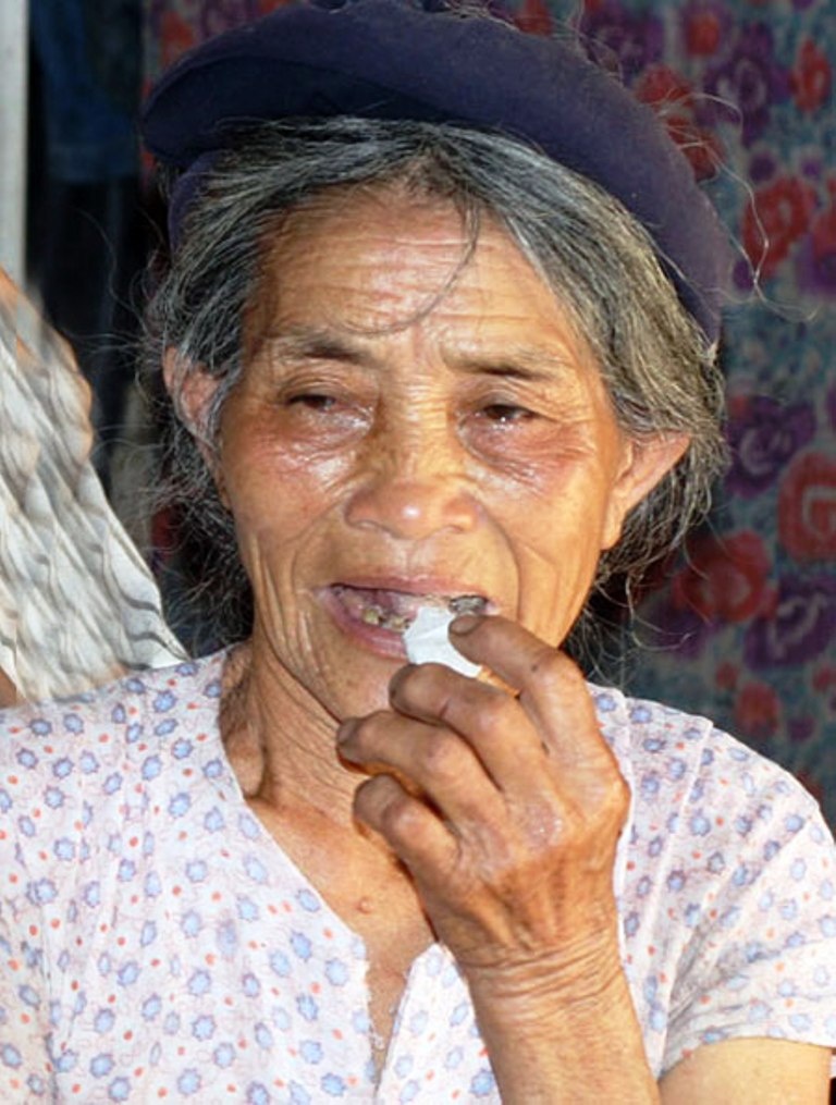 Người dân Lập Thạch ăn đất một cách ngon lành trước sự ngạc nhiên của du khách. 