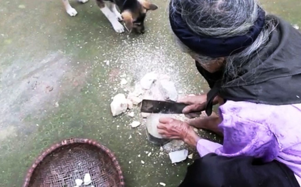 Bà Khổng Thị Biện đang gọt đất sau khi đào về.