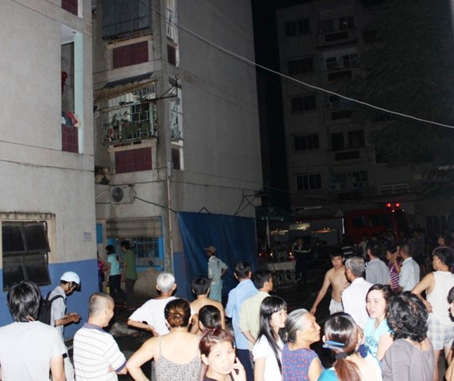 Nhiều người dân trong khu chung cư hoảng loạn chạy xuống dưới theo dõi công tác chữa cháy.