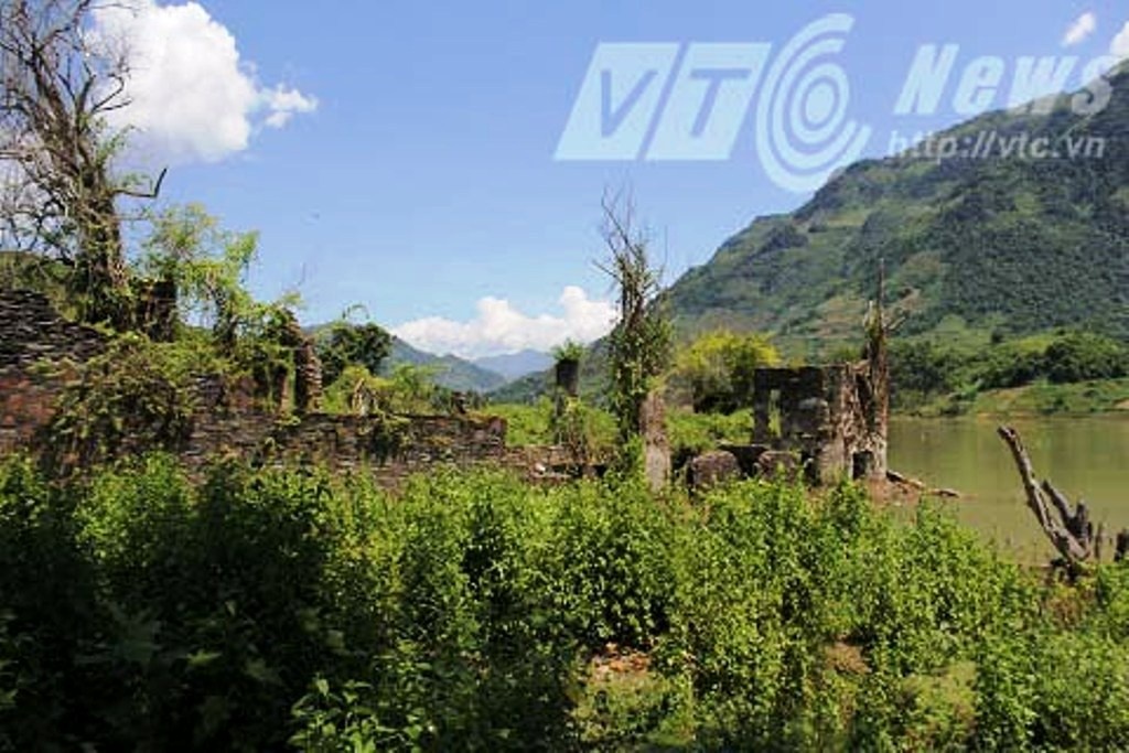 Phần lớn khu dinh thự đã chìm xuống lòng hồ sông Đà.