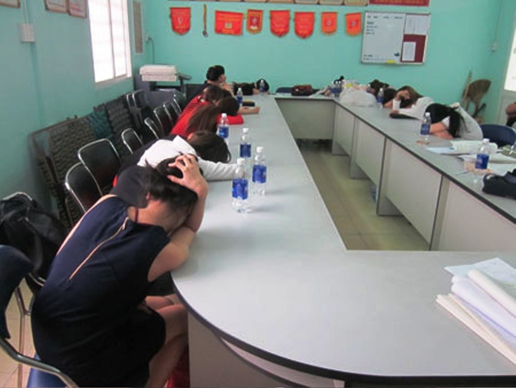 Các phụ nữ bán dâm được đưa về trụ sở công an để lấy lời khai.