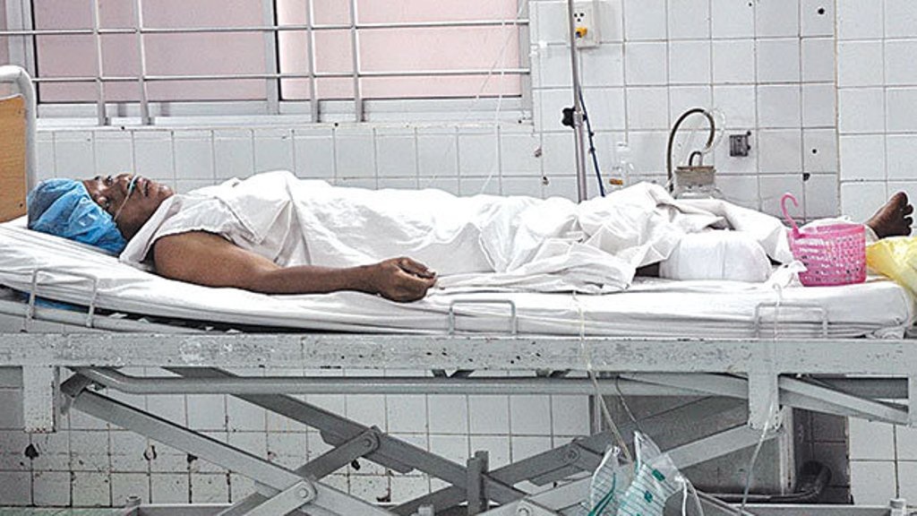 Cha: anh Nam tại khoa hồi sức cấp cứu Bệnh viên Đa khoa An Giang.