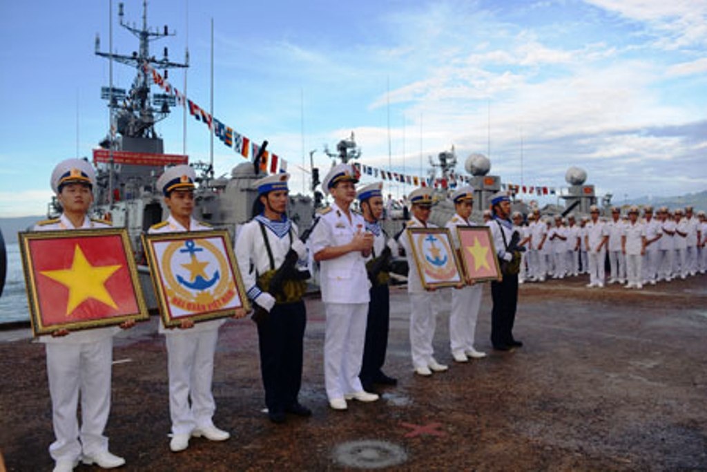 Chuẩn đô đốc Ngô Sỹ Quyết, Tư lệnh Vùng 3 Hải quân trao Quốc Kỳ và Hải kỳ cho thuyền trưởng và chính trị viên 2 tàu.