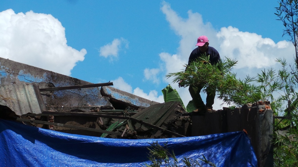 No xuong banh trang o Sai Gon, mai nha bi hat tung hinh anh