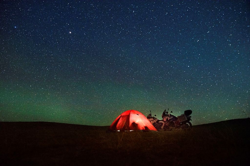 Thú vị cảm giác ban đêm giữ bầu trời bao la ở Mông Cổ. Cả 2 đã mua hai xe máy và đi trên một chuyến đi dài từ Hà Lan tới Mông Cổ.