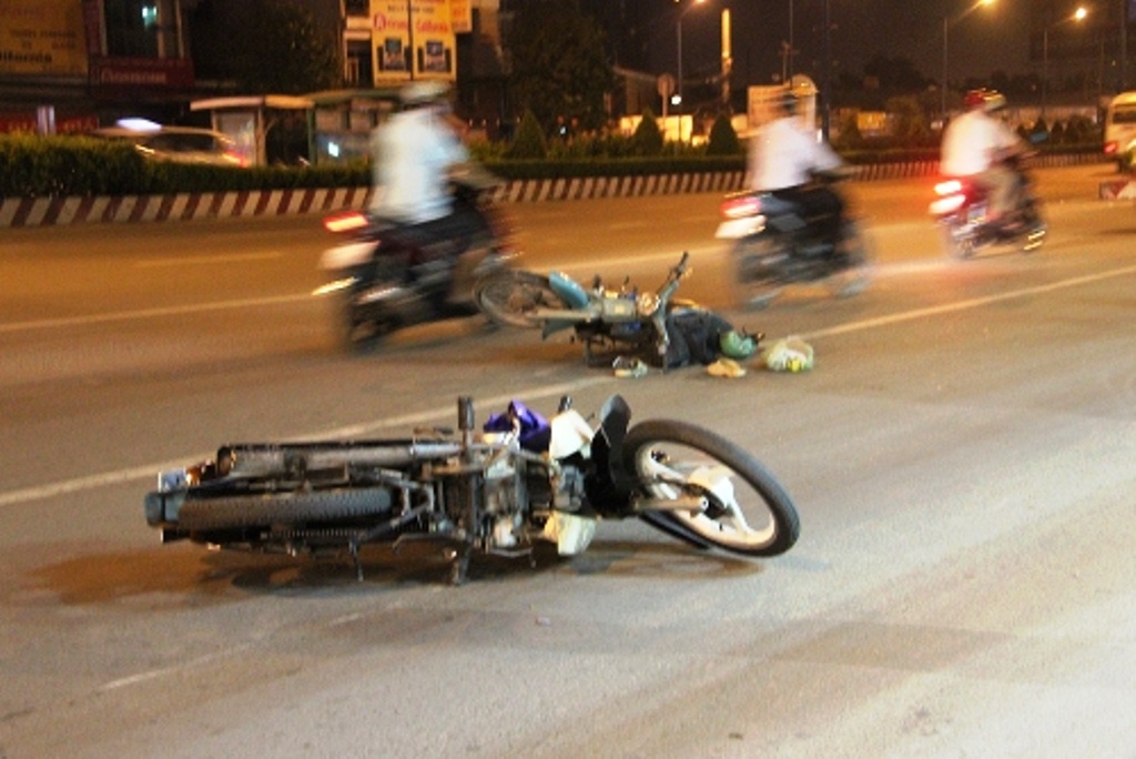 Bi xe tong, nu sinh o Sai Gon dap nat than hinh anh