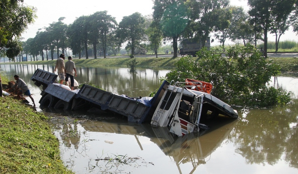 Oto lao xuong muong, tai xe dap cabin thoat ra ngoai hinh anh