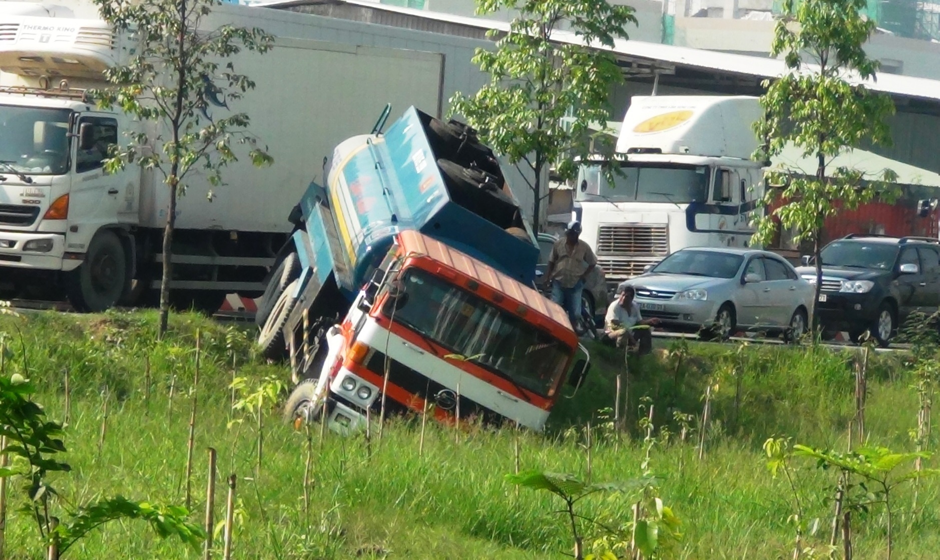 Tai xe lao xe cho xang xuong muong tranh gay tai nan hinh anh