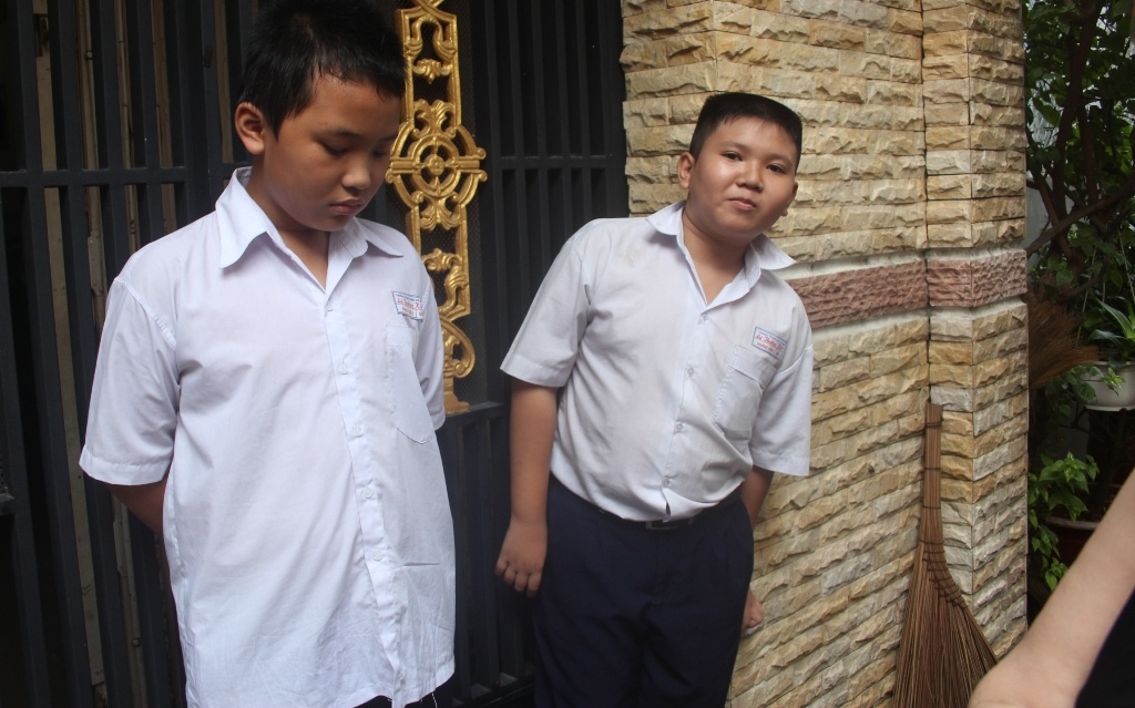 Hang chuc nguoi pha cua cuu 2 dua tre trong can nha chay hinh anh