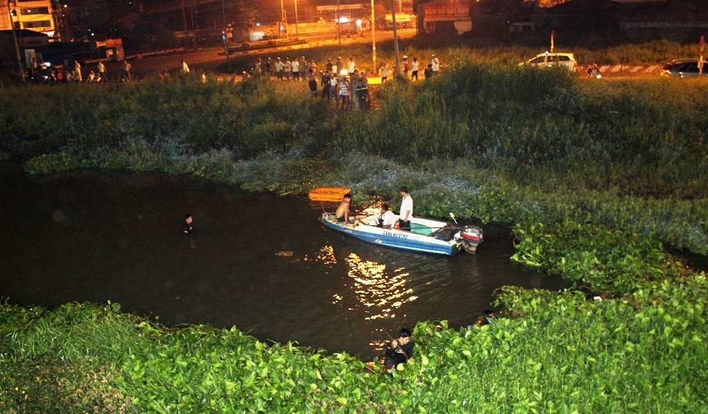 Lực lượng cứu hộ tìm kiếm nam thanh niên mất tích vào rạng sáng 31/10.