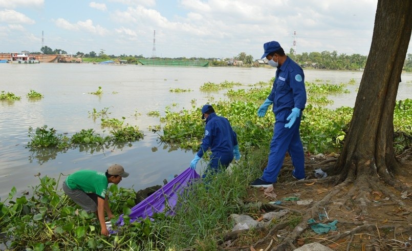 Thi the be gai 3 tuoi dang phan huy tren song Sai Gon hinh anh