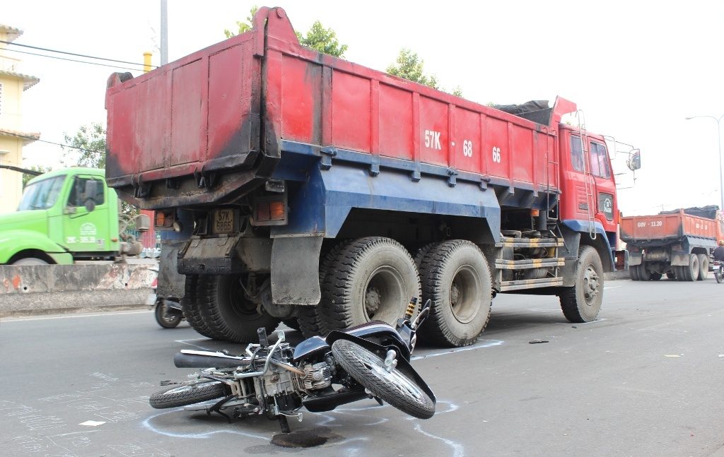 Thai phu 4 thang bi hat xuong duong sau cu tong cua xe ben hinh anh