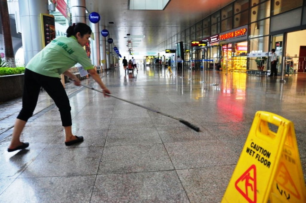 San bay Da Nang bi dot nuoc mua hinh anh