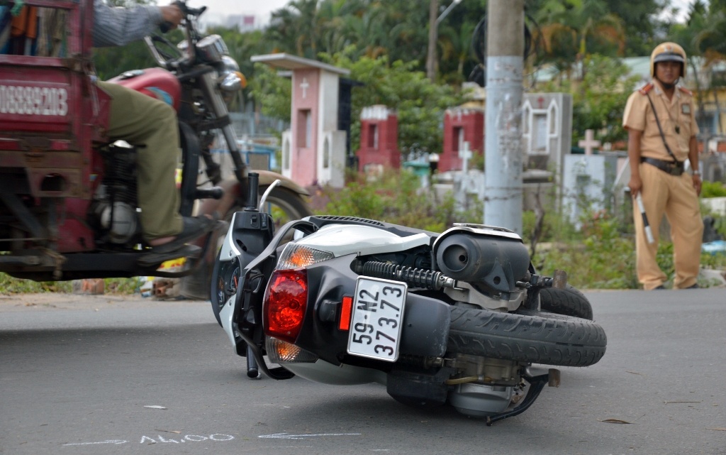 Nai thuoc la lau dien cuong thao chay tong nhieu nguoi hinh anh