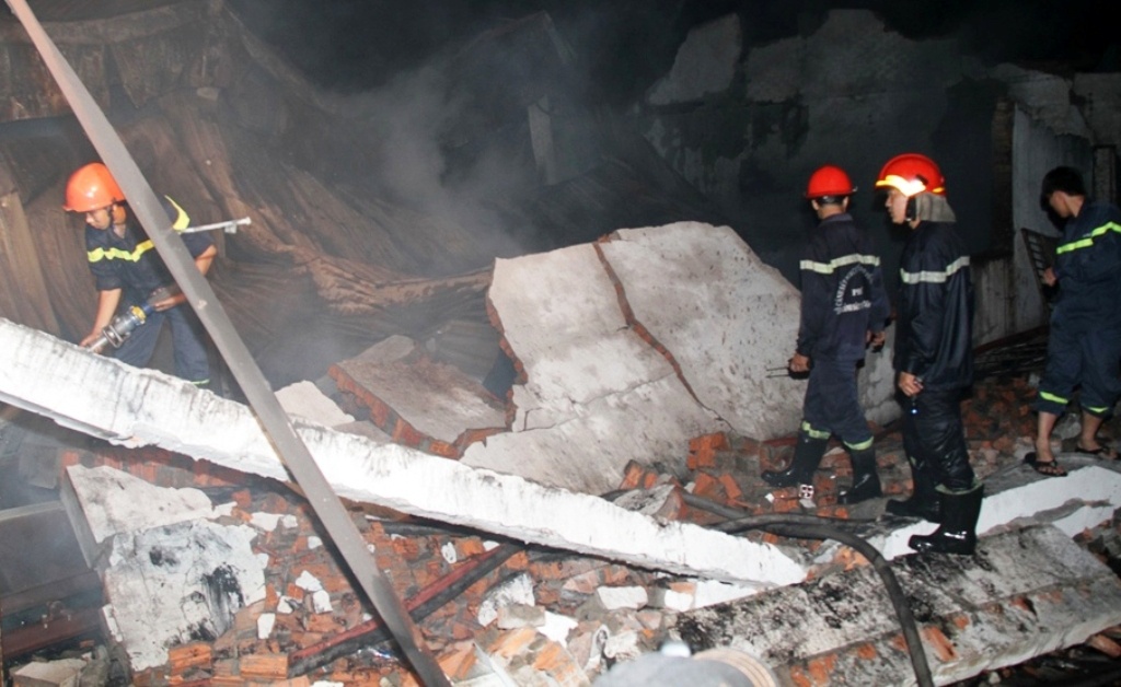 Chay lon giua dem, tre em vat vo ngoai duong den sang hinh anh