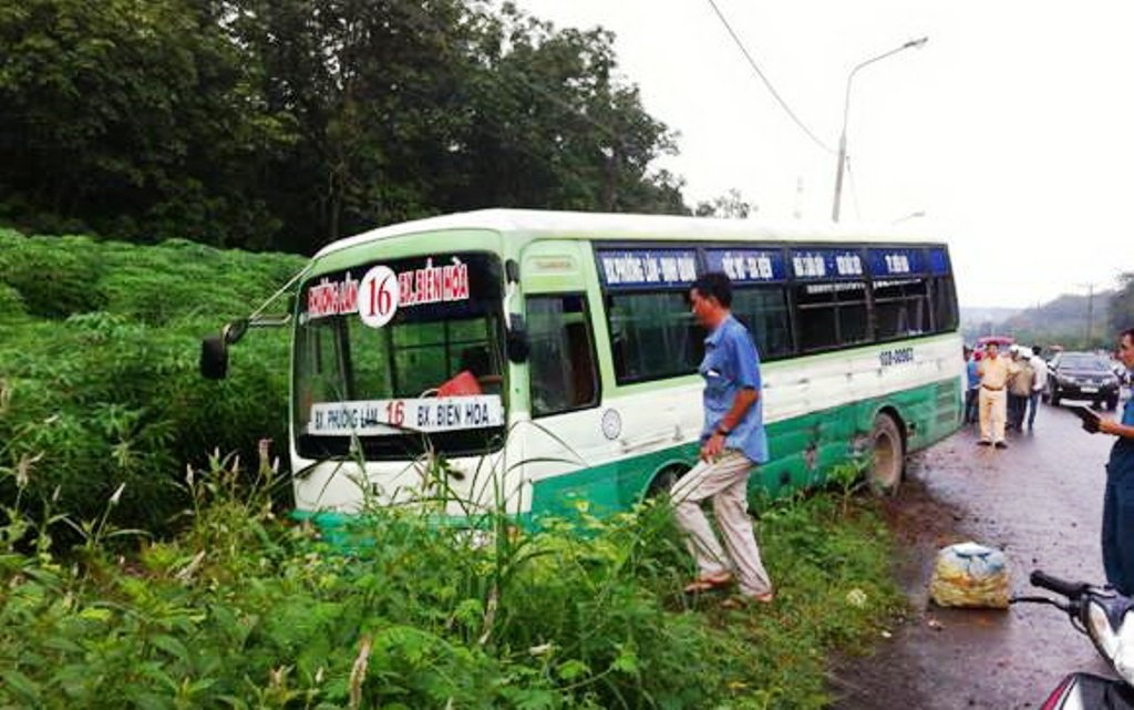 Xe ben dung xe buyt, 6 nguoi nhap vien hinh anh