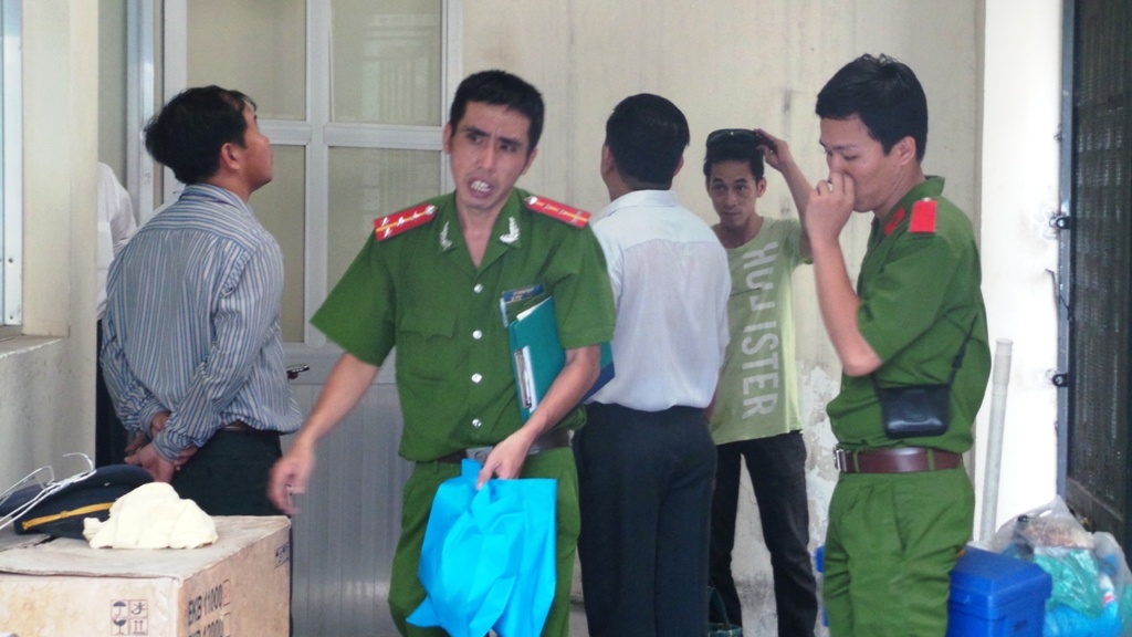 Cơ quan công an đang khám nghiệm hiện trường trong chi nhánh ngân hàng bị trộm đột nhập.