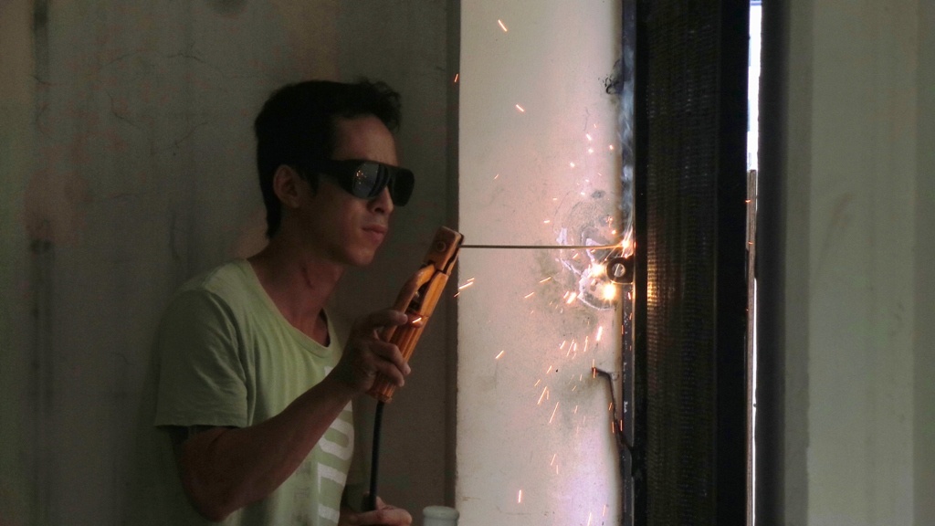 Trom dot nhap ngan hang giua dem, cuom 3 xe may va ket sat hinh anh