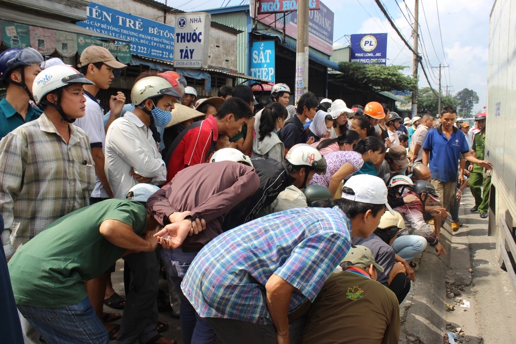 Xe tai can qua nguoi 2 lan, mot phu nu tu vong o Sai Gon hinh anh